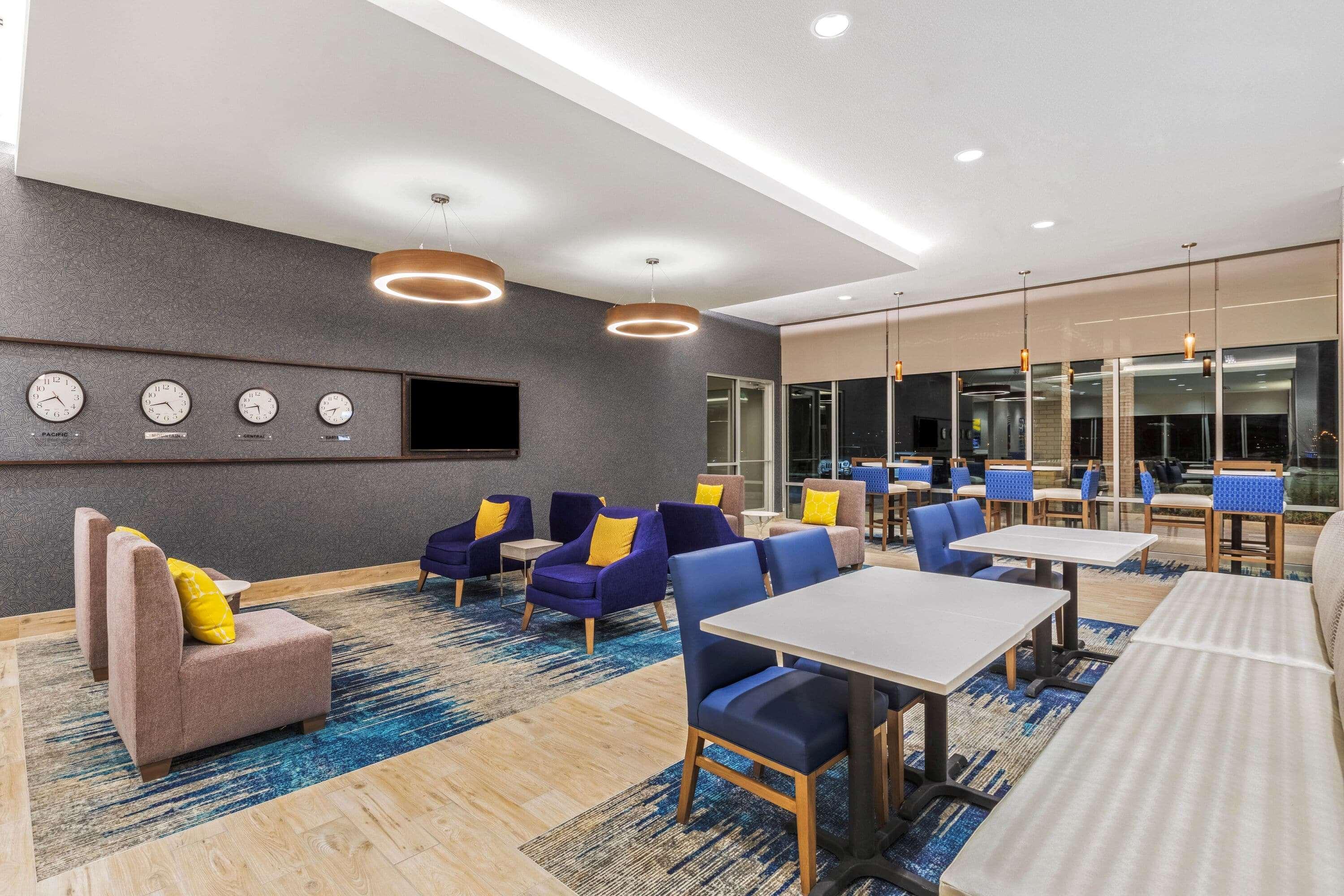 La Quinta Inn & Suites By Wyndham Kansas City Beacon Hill Ngoại thất bức ảnh