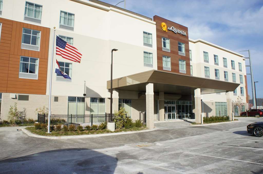 La Quinta Inn & Suites By Wyndham Kansas City Beacon Hill Ngoại thất bức ảnh